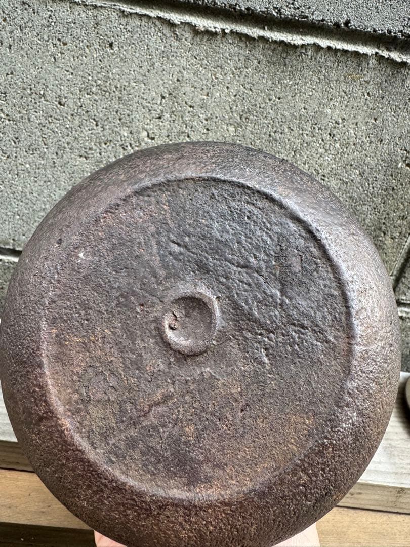 鉄製浮彫り動物模様の鉄瓶 銀象嵌　金粒