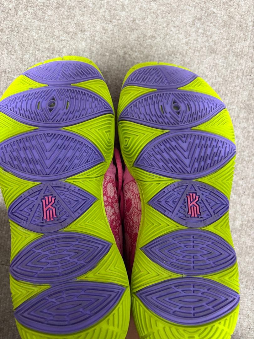 ナイキ カイリー 5 \"パトリック スター\" ロータス ピンク