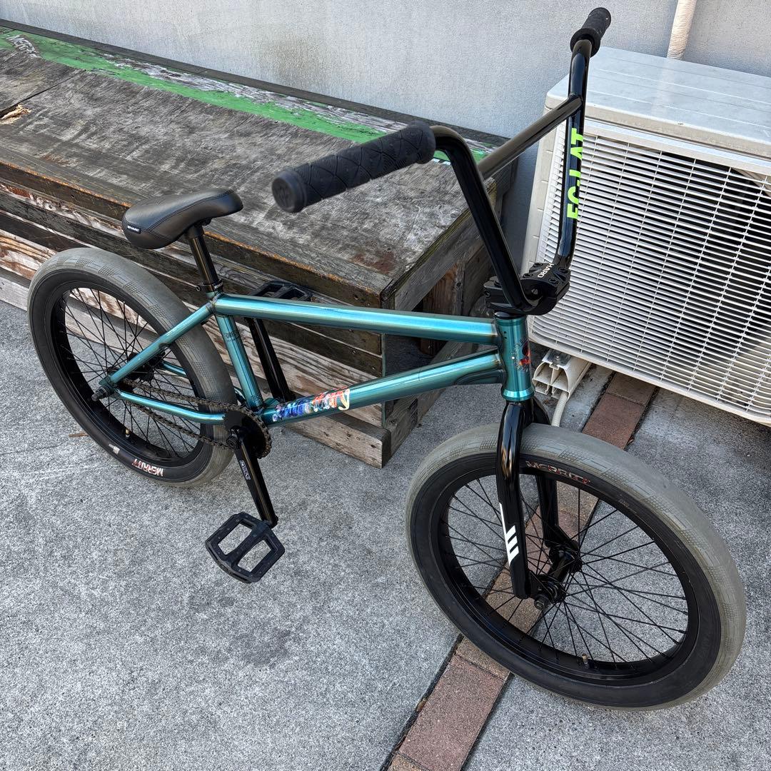青緑色 BMX バイク