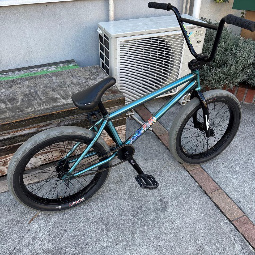 青緑色 BMX バイク