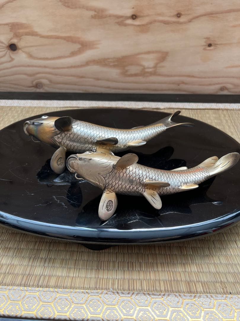 鯉の置物　金工師岩坪信光作　金属工芸品　鯉　縁起物　置物　信光　台座付き