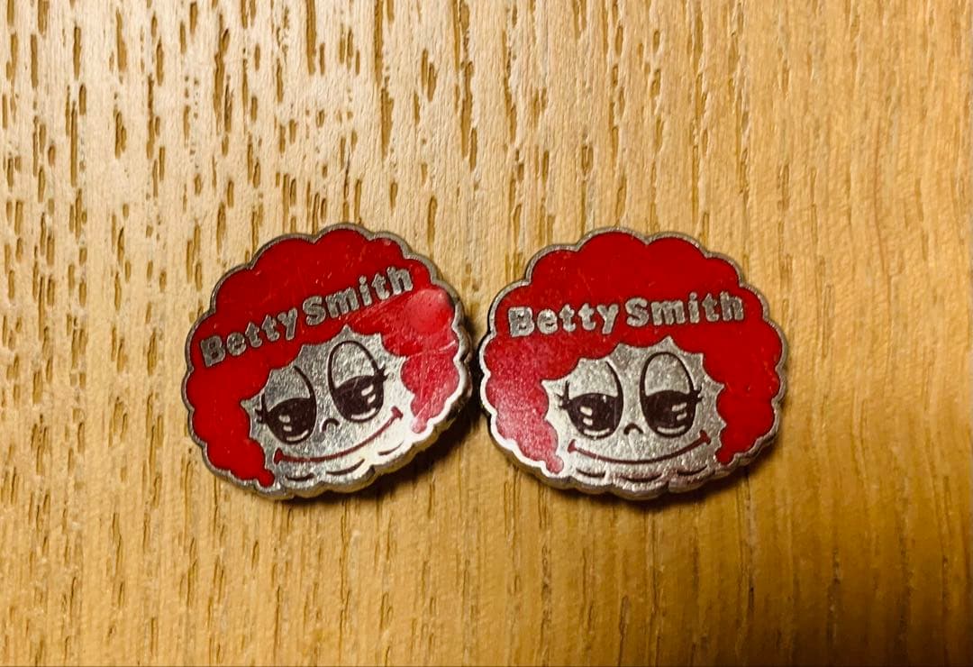 激レア　Betty Smith ピンバッジ