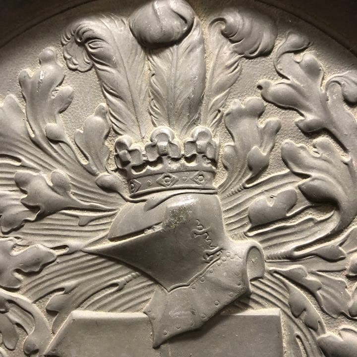 珍品◼️蔵からカッコイイ西洋騎士のアンティークなブロンズの盾の様なのが出て来ました