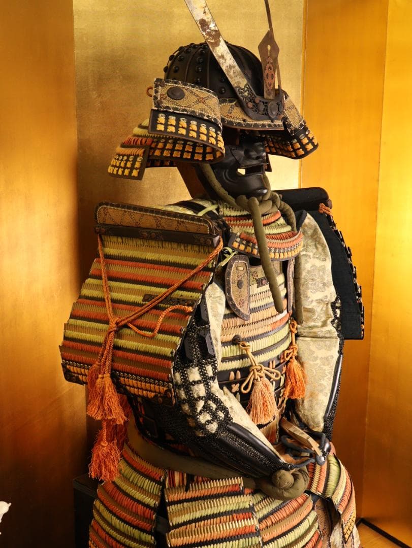 BY10　甲冑　具足　剣独鈷紋前立　黒胴当世素掛 緋縅　鎧櫃付き　等身大　武具