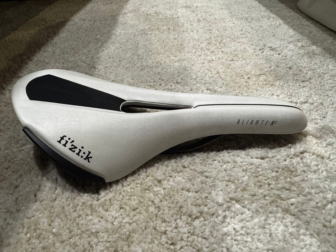 fizik Aliante R3 openサドル ホワイト　レギュラーサイズ
