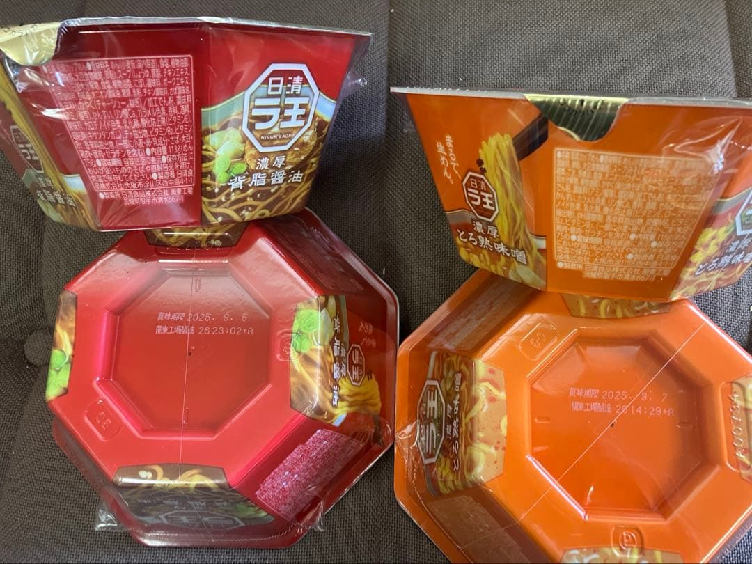 カップ麺　お菓子　ゼリーなどの販売です。