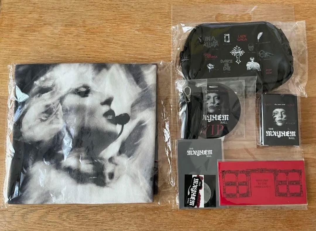 LADY GAGA THE MAYHEM Ball VIP GOLD グッズ