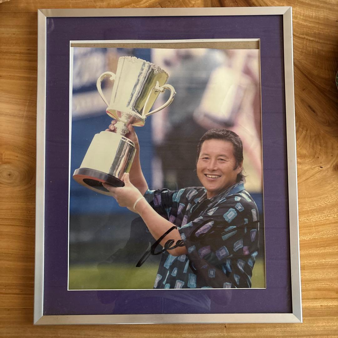 サイン入り トロフィー選手の写真