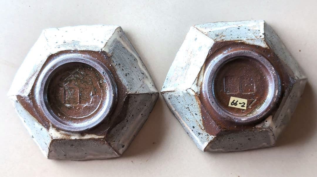 伊賀焼　蓮 善隆作　粉引手　六角皿二枚　共箱あり