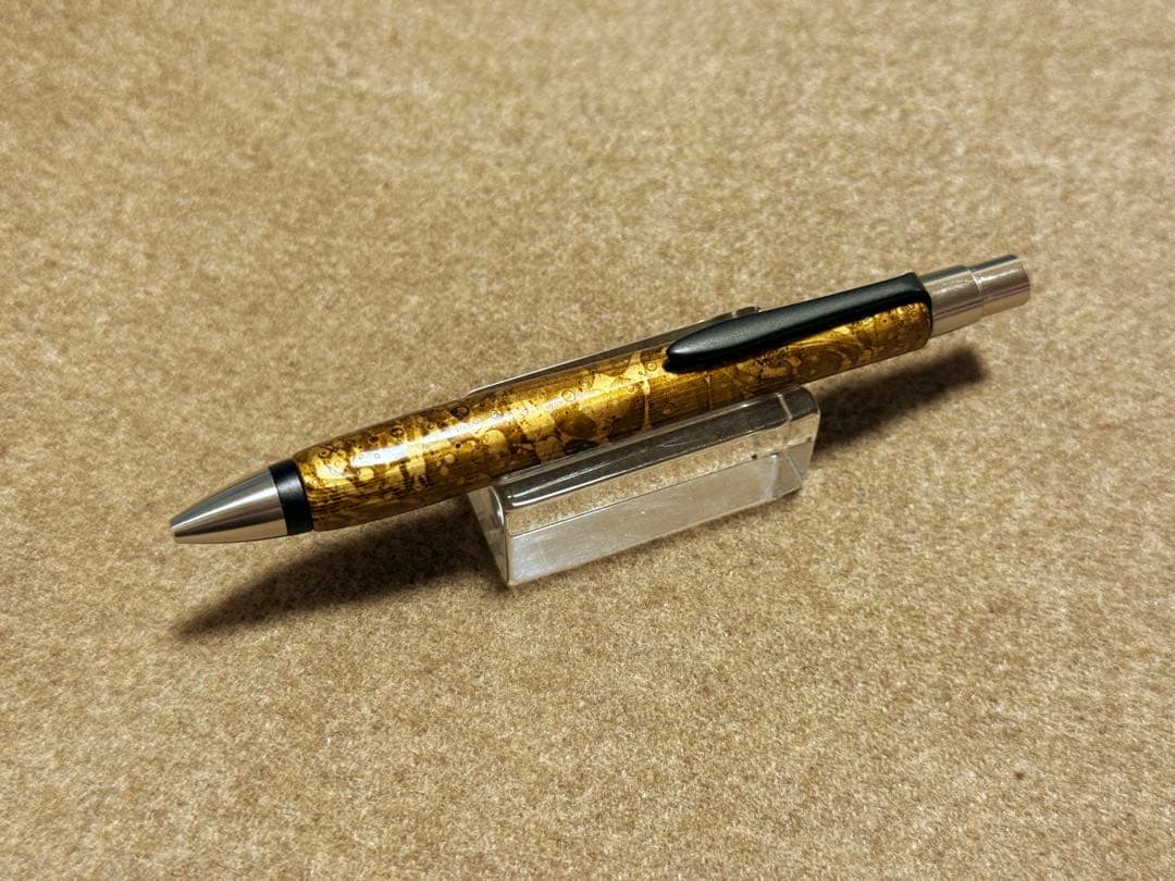 ウッドペンクラフト　屋久杉浮造り国産漆流紋・金霞（きんか）　ショートボールペン