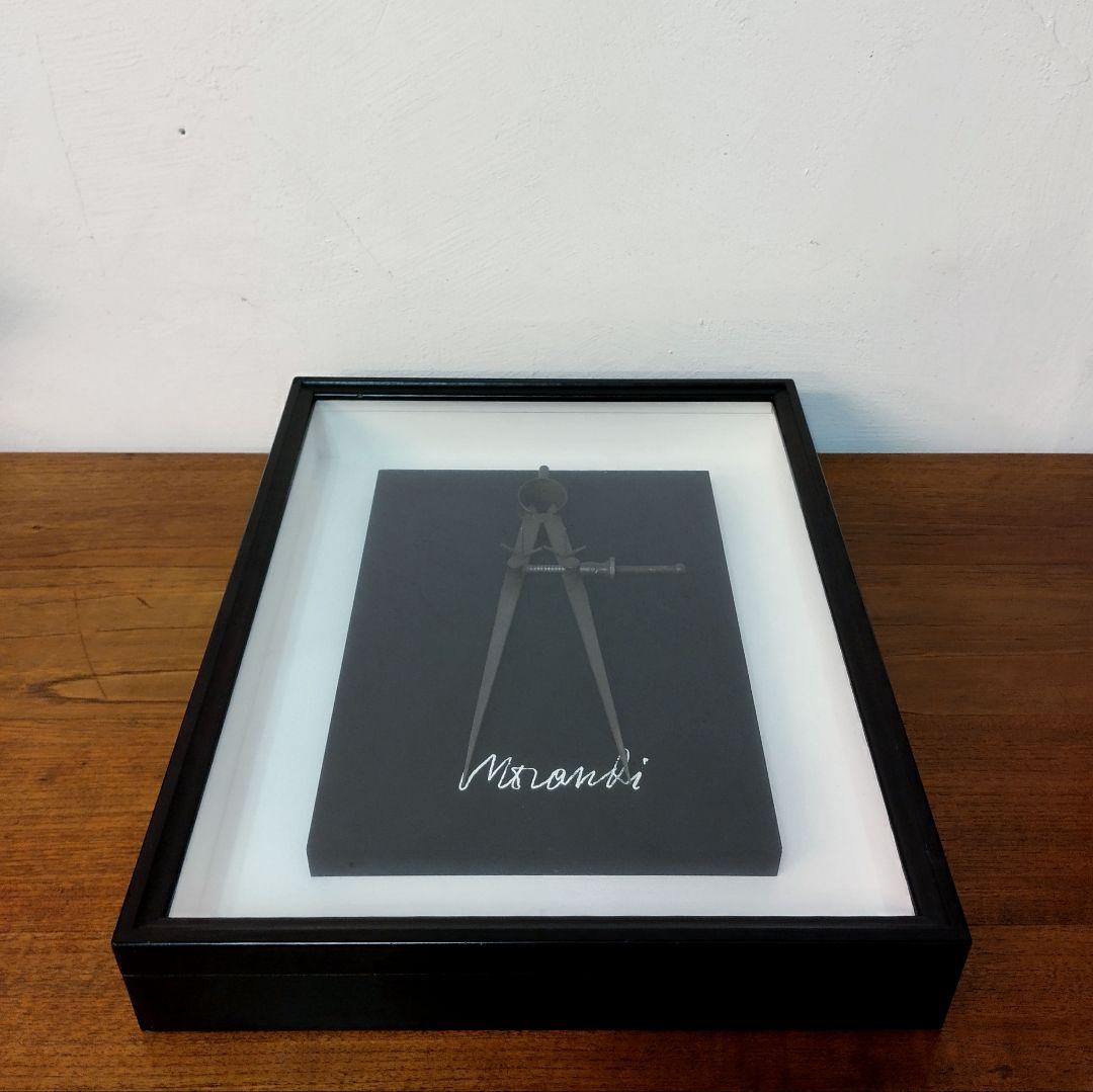 北川健次『計測されるモランディの白い文字Ⅱ』　立体作品 ミクストメディア