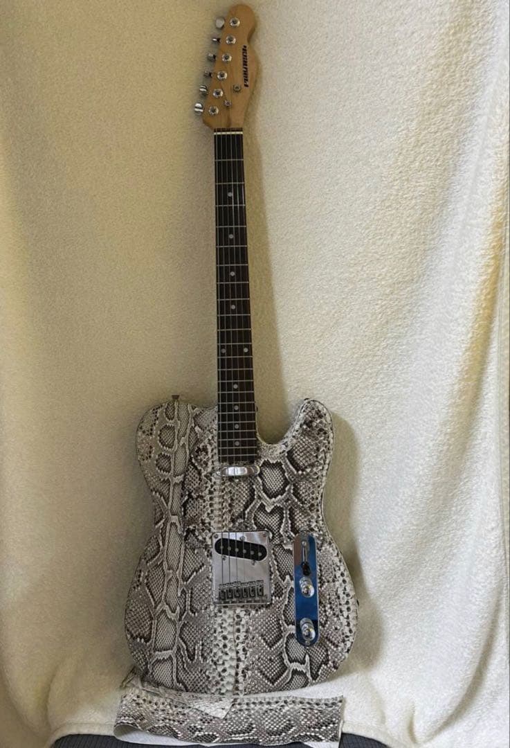 エレキギター テレキャスタータイプ　本物パイソン（ヘビ革）貼り込み