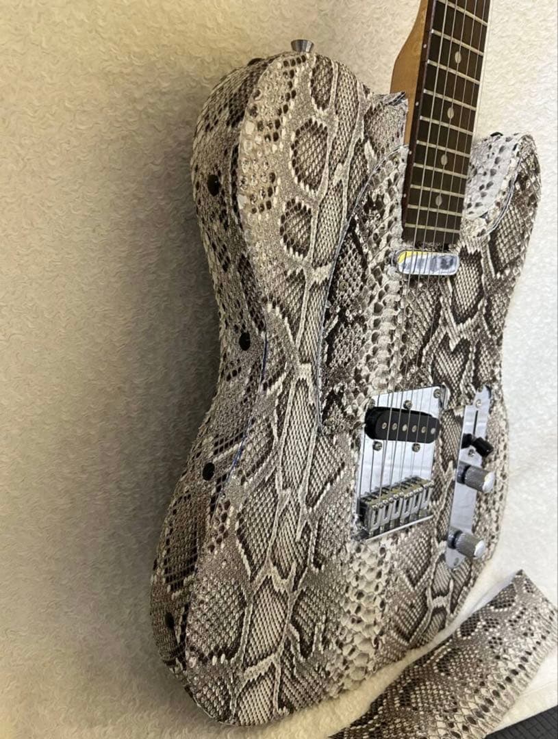 エレキギター テレキャスタータイプ　本物パイソン（ヘビ革）貼り込み