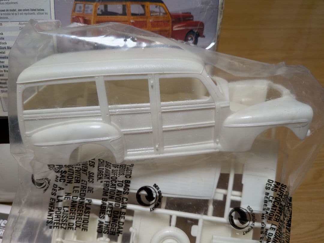 Revell 48 Ford Woody プラモデル箱はボロボロ中身は未開封です