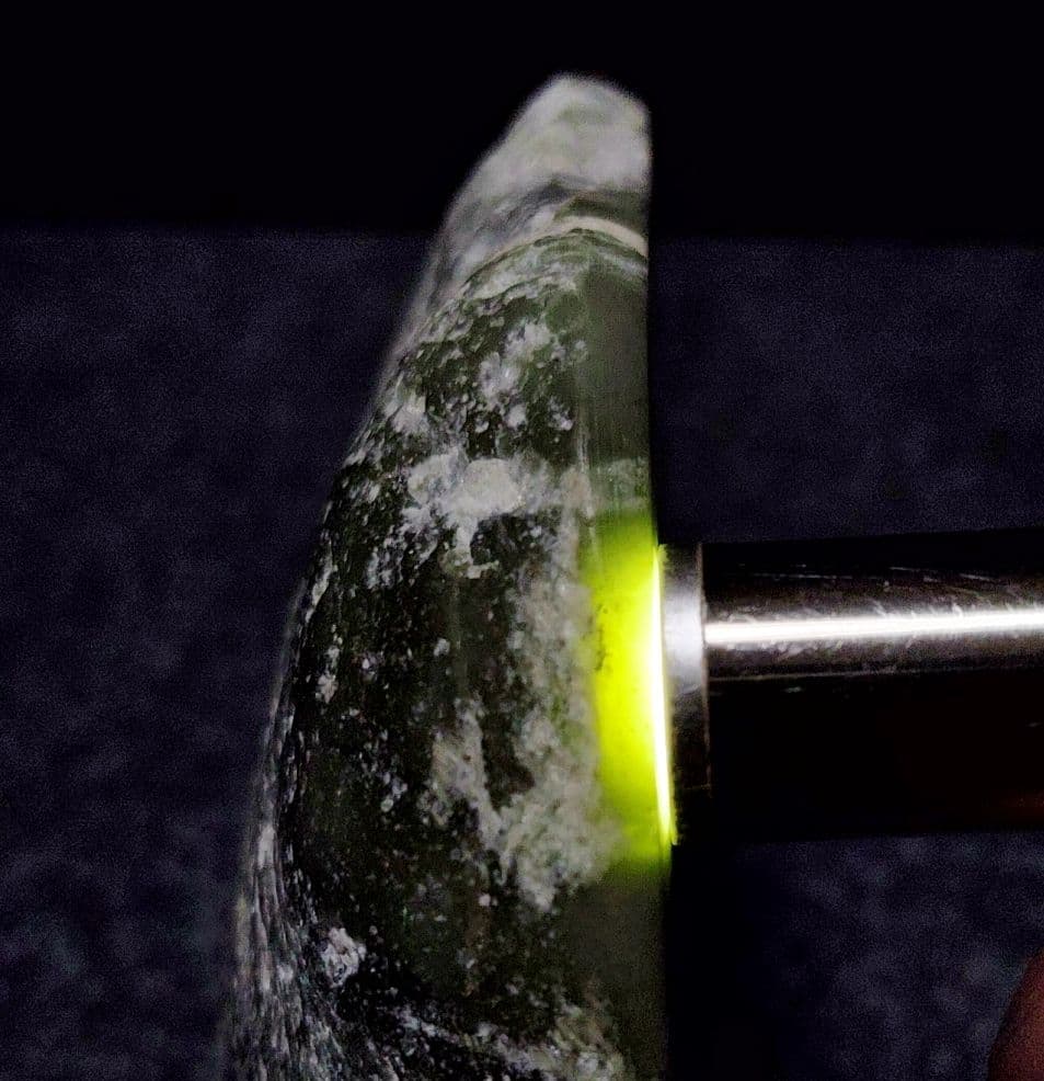 ★翡翠原石★幻の翡翠【秩父軟玉・三沢ヒスイ2面カット663ｇ】