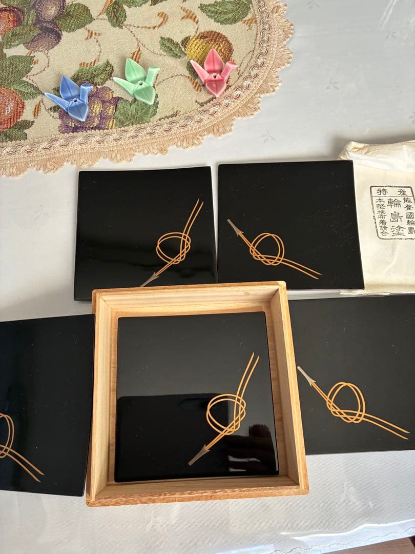 能登輪島塗 本堅地布着請合 漆器の黒色皿 金色模様付き