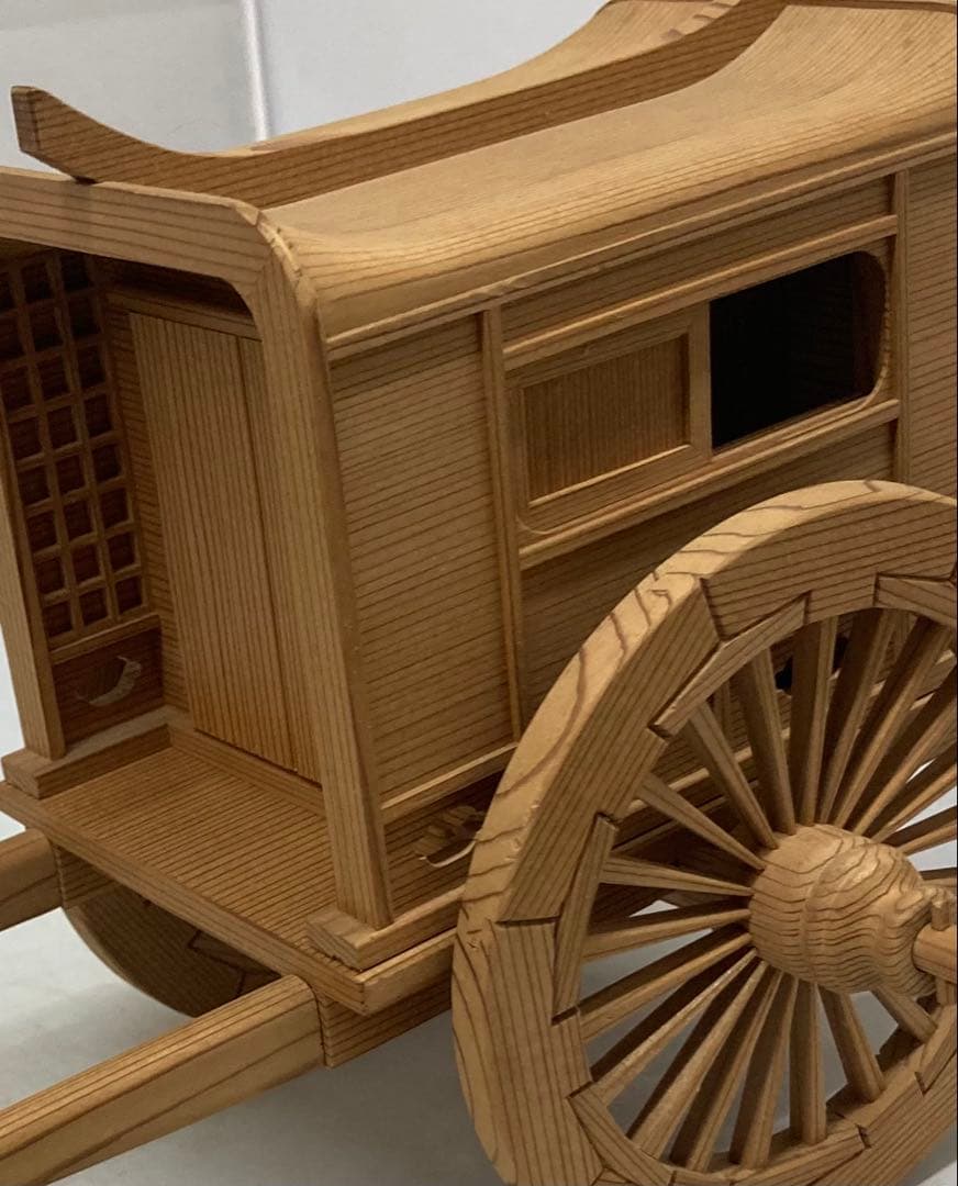 B535b 木地造 御所車置物　作者不詳　貴人乗り物　牛車　屋形車