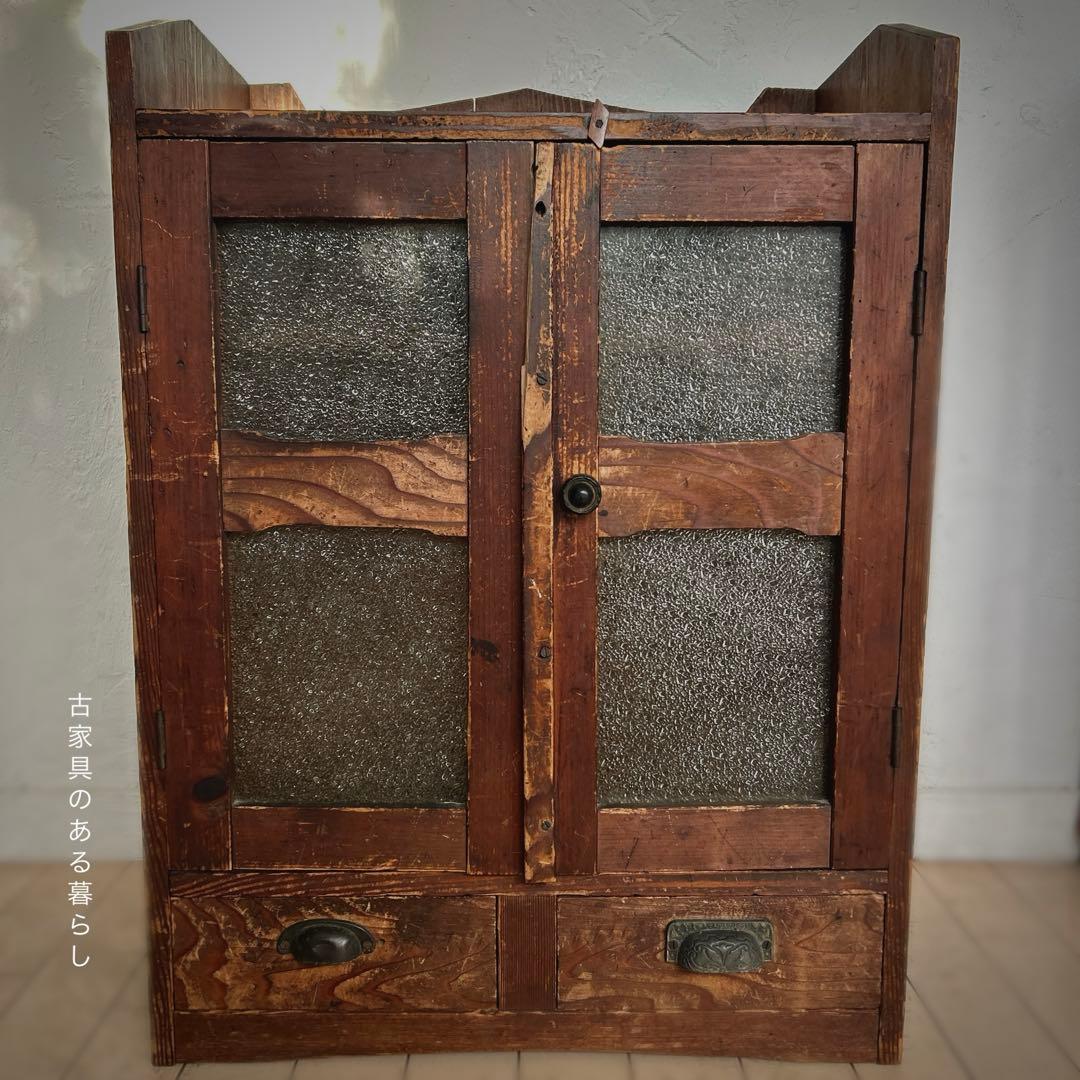 小柄な古家具の棚