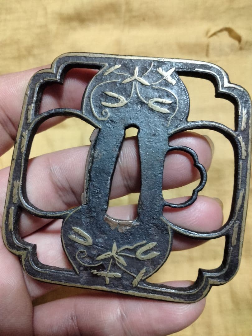 ♦最終価格♦鉄鍔　鐔(応仁　勝軍草象嵌隅切木瓜大透)室町〜桃山　佐藤寒山箱付き