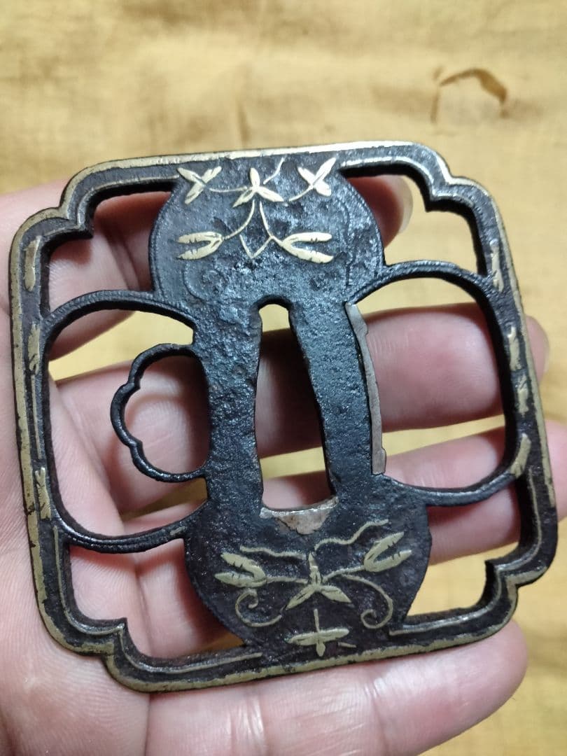 ♦最終価格♦鉄鍔　鐔(応仁　勝軍草象嵌隅切木瓜大透)室町〜桃山　佐藤寒山箱付き