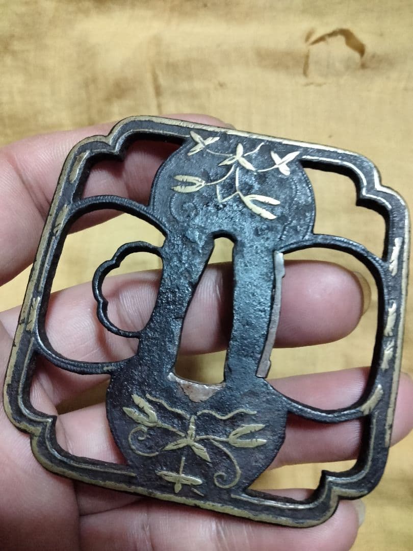 ♦最終価格♦鉄鍔　鐔(応仁　勝軍草象嵌隅切木瓜大透)室町〜桃山　佐藤寒山箱付き