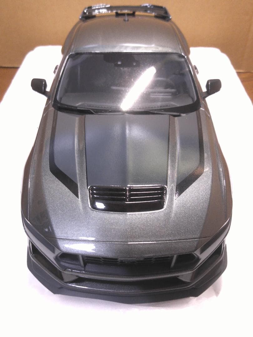 1/18 フォード マスタング ダークホース 2024(カーボナイズドグレー)