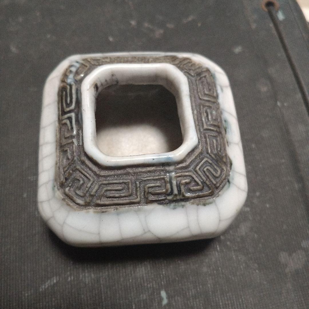 製化年製　1900年代初期　幾何学模様の白色陶器