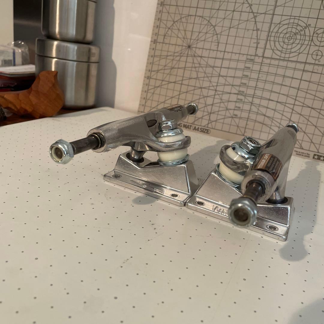 THUNDER スケボートラック TITANIUM LIGHTS 147 チタン