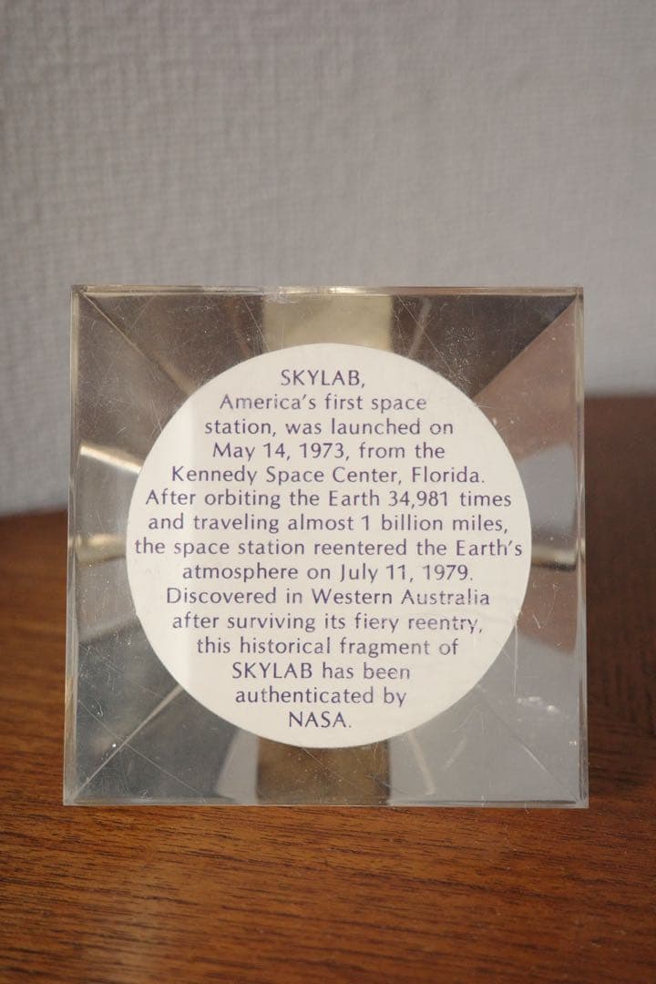 希少 Skylab NASA 実物デブリ アクリル ピラミッド オブジェ/アート