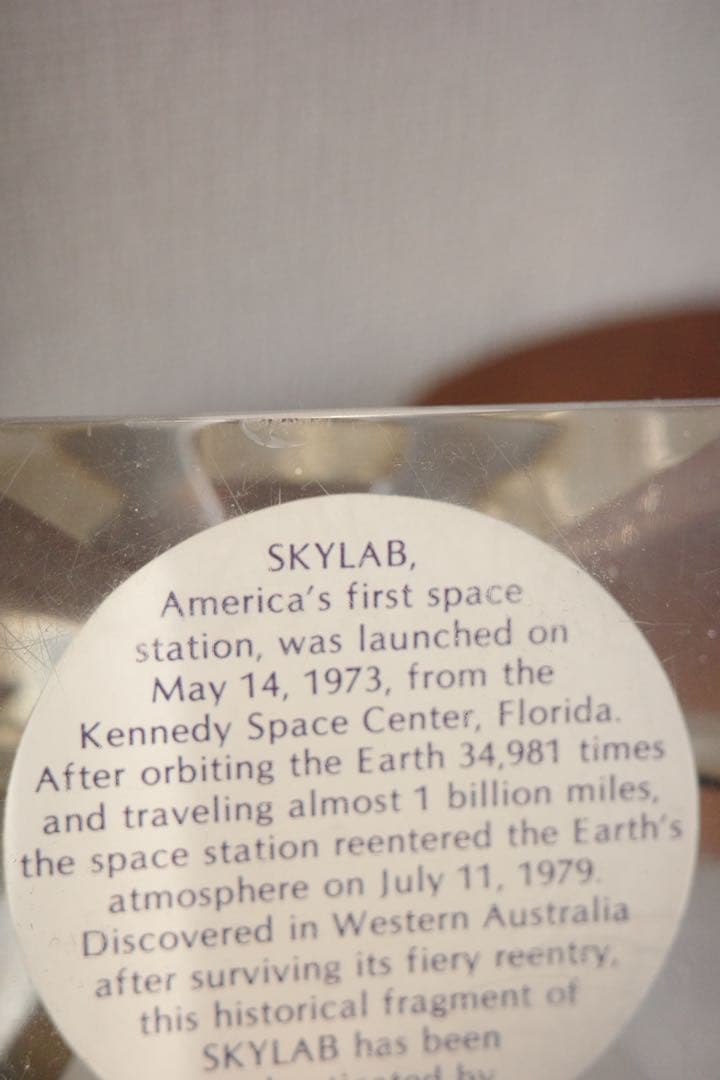 希少 Skylab NASA 実物デブリ アクリル ピラミッド オブジェ/アート