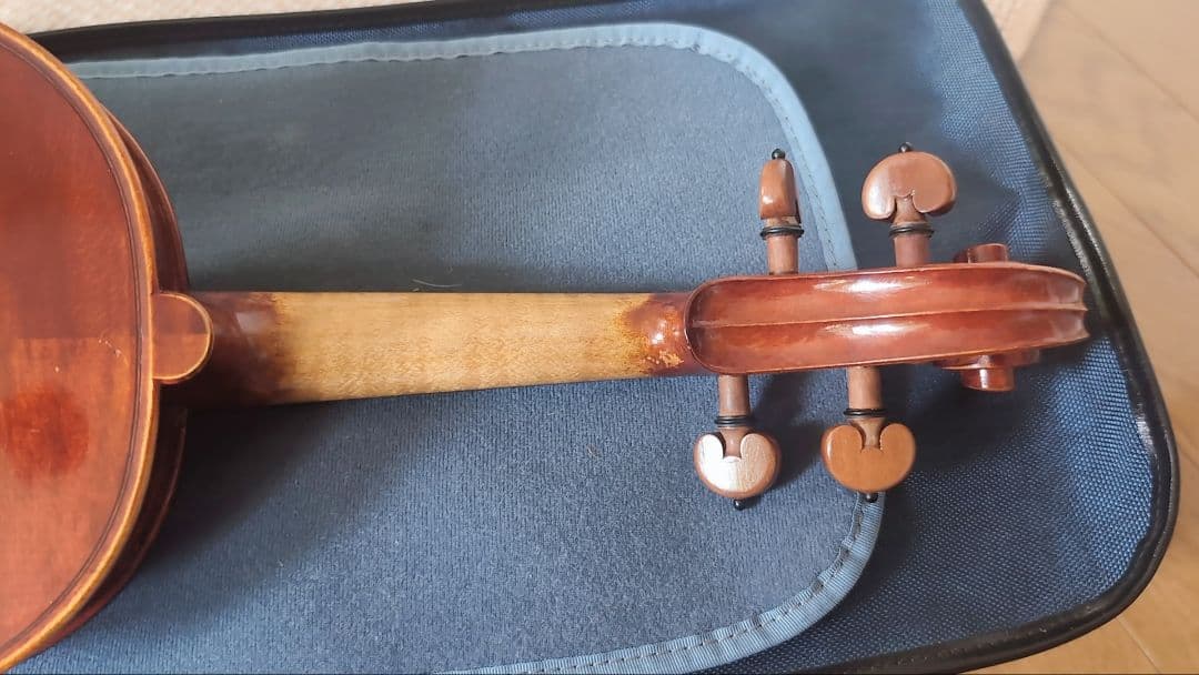 バイオリン本体 、弓、ケースほか　カバーにアーティストの直筆サイン有り