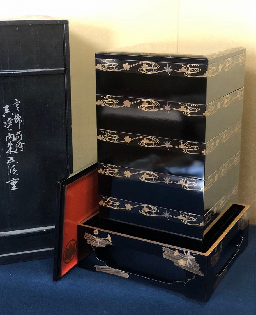 《レ》雲錦蒔絵 真塗内朱 五段重 替蓋 重台付 木製漆器 木箱 251117え2