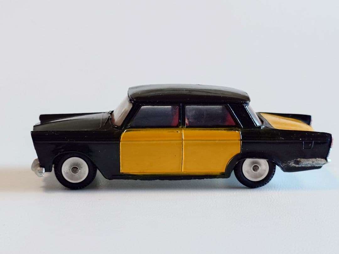 ミニカー Dalia Solido NO.8 SEAT 1500 NO.9 RENAULT