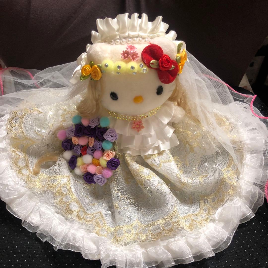 美しいウェディングドレスを着たハローキティ