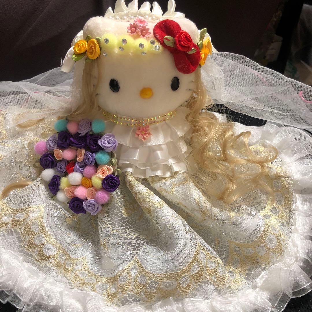美しいウェディングドレスを着たハローキティ