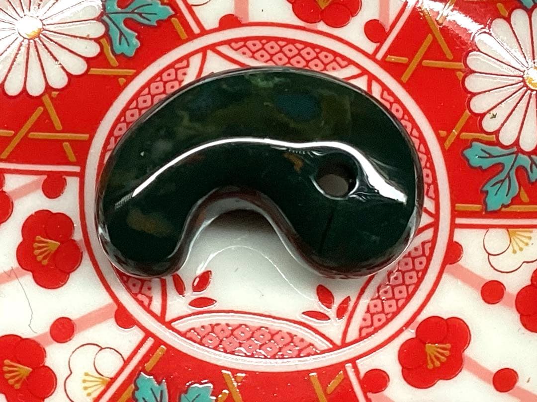 ✳天然濃厚な出雲勾玉【碧玉】　摩訶不思議な力の護符石を‼️本物をお身近に鑑別書付