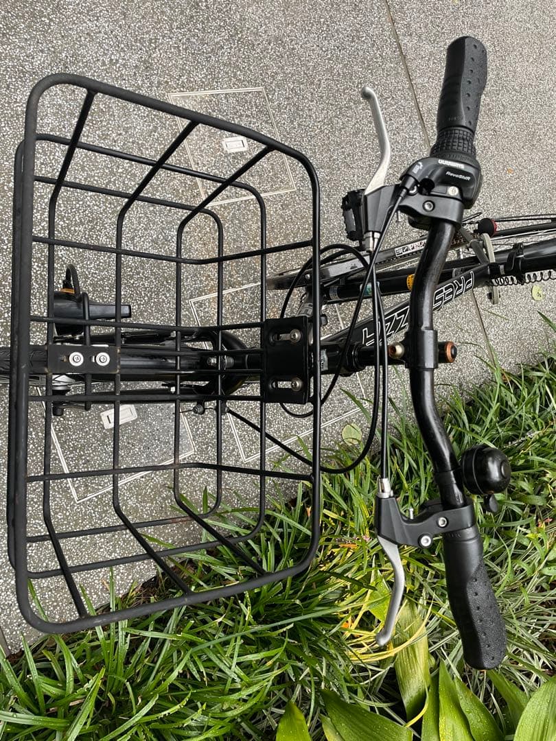 自転車　HEAD クロスバイク バスケット付き6段変速 オートライト