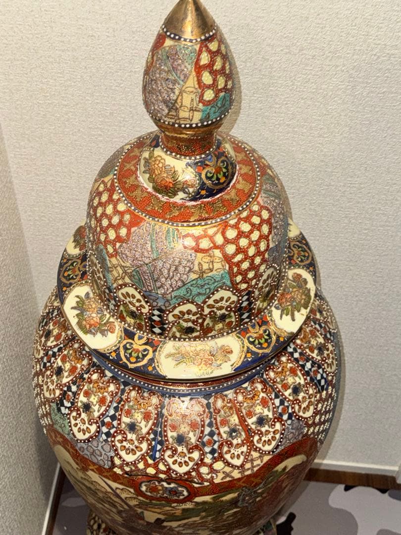 伝統工芸・総手描き古伊万里様式金欄手壺　インテリア装飾用の瓶