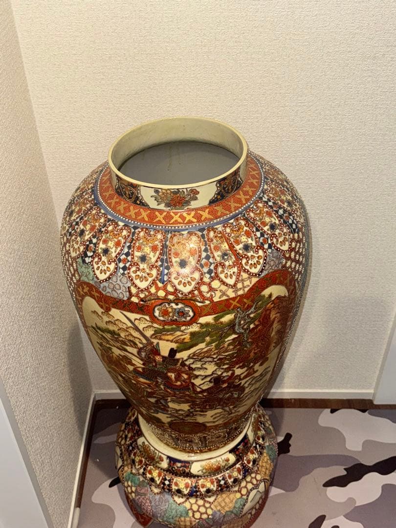 伝統工芸・総手描き古伊万里様式金欄手壺　インテリア装飾用の瓶