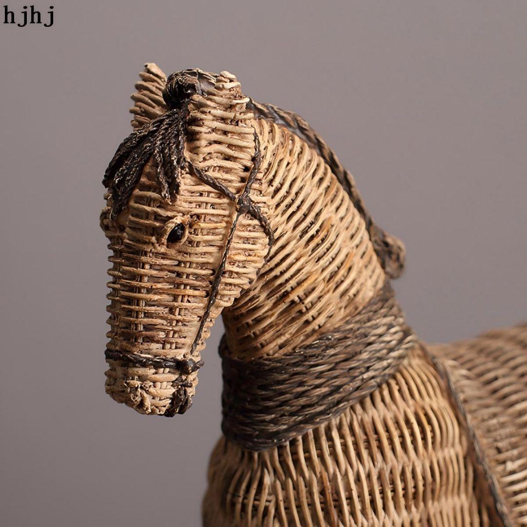 侘寂風藤編み馬置物：多機能テレビ台＆ワインキャビネット、樹脂製 約30cm