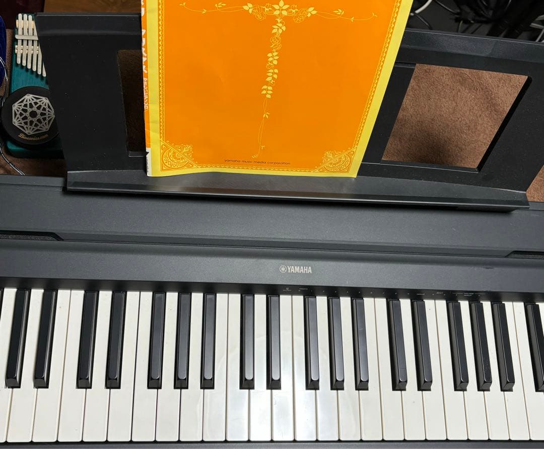 ☆ヤマハ電子ピアノ145B☆88キーブラック、フット付き、送料(8000〜)込み