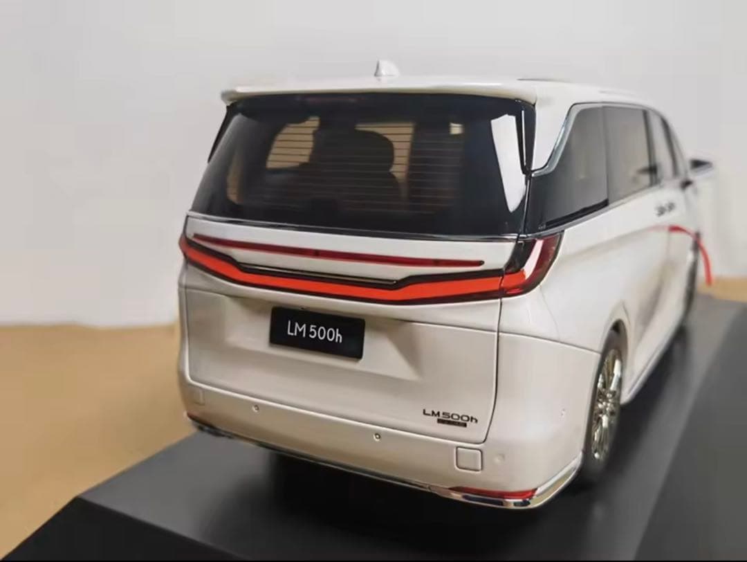 Lexus 1:18 ￼ダイキャスト￼LM500h ホワイトモデルミニカー