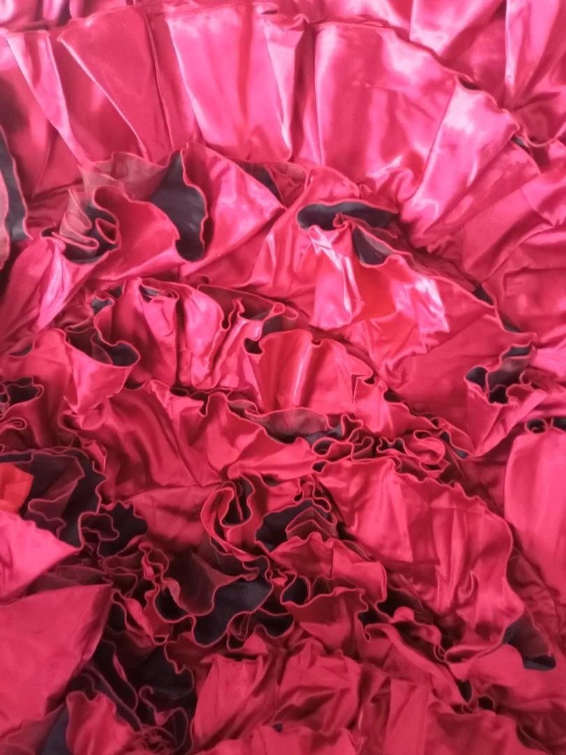 フラメンコ　赤地に黒ライン刺繍のバタデコーラ