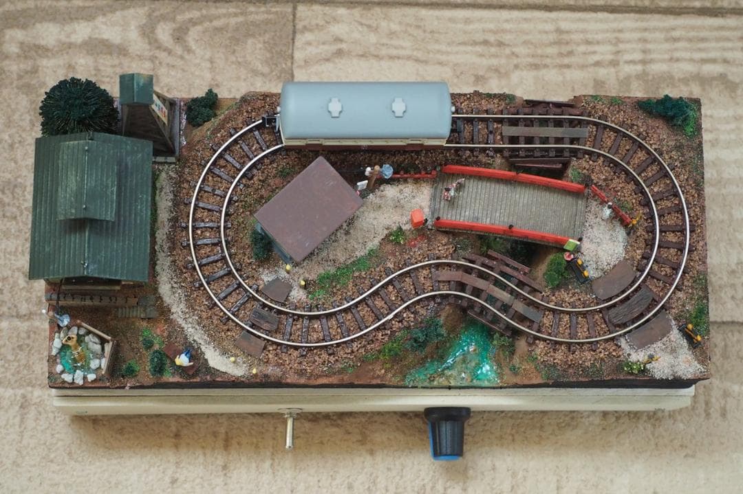 【鉄道模型】ミニジオラマ「温泉街」動力車・照明付き ハンドメイド