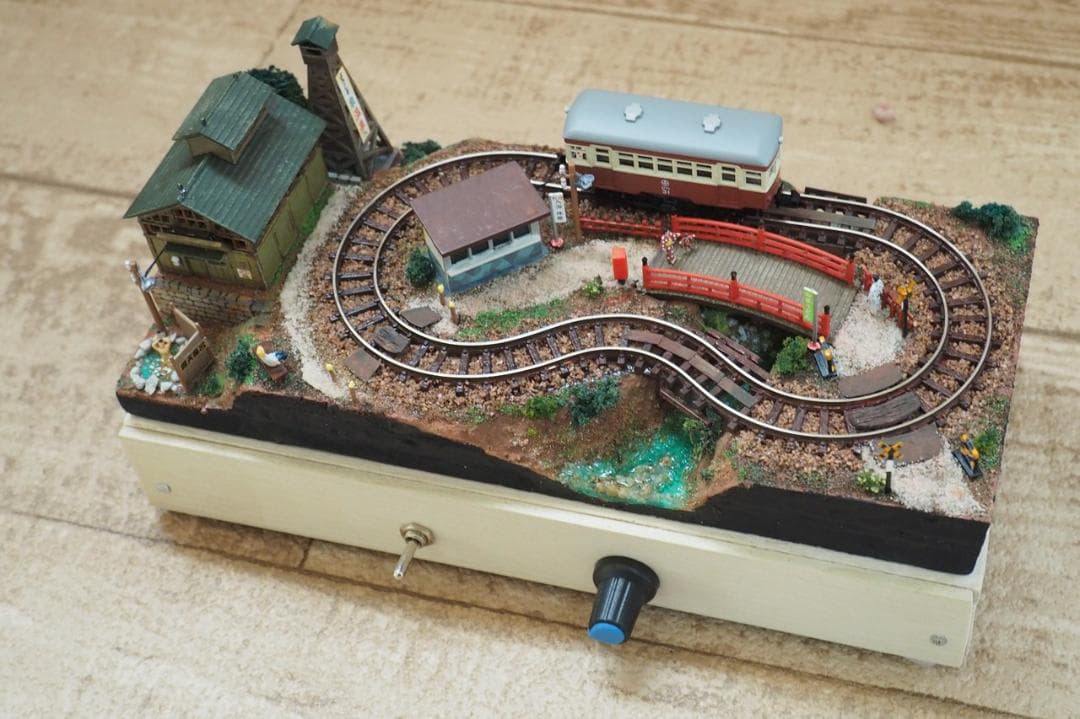 【鉄道模型】ミニジオラマ「温泉街」動力車・照明付き ハンドメイド