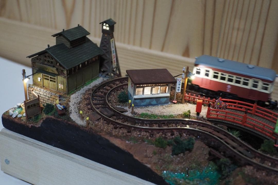 【鉄道模型】ミニジオラマ「温泉街」動力車・照明付き ハンドメイド