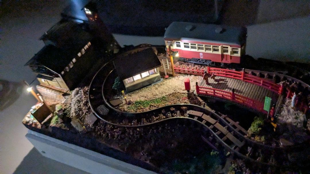【鉄道模型】ミニジオラマ「温泉街」動力車・照明付き ハンドメイド