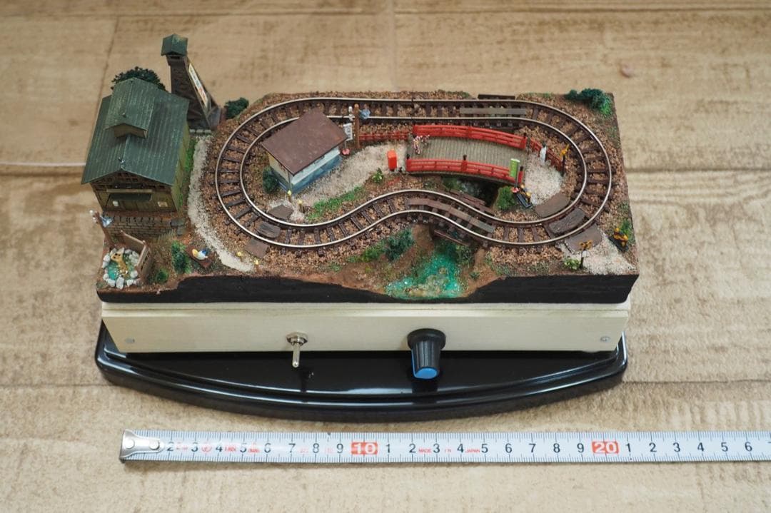 【鉄道模型】ミニジオラマ「温泉街」動力車・照明付き ハンドメイド