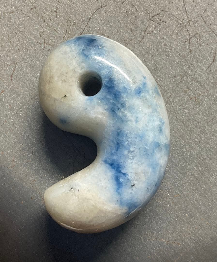 ［濃い青色　高透過］入りコン沢翡翠勾玉14g 糸魚川　ヒスイ　ひすい