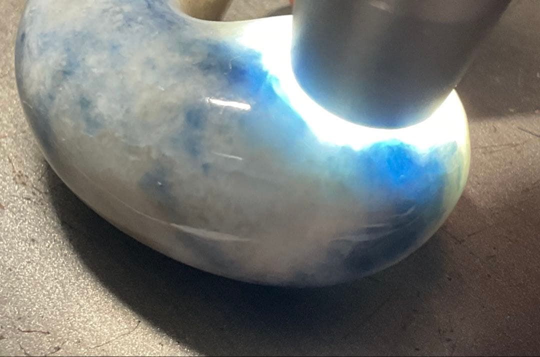 ［濃い青色　高透過］入りコン沢翡翠勾玉14g 糸魚川　ヒスイ　ひすい